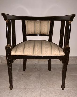 Divanetto , sedie e poltrocine.