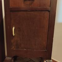 Mobiletti antichi e angolari in ferro battuto 