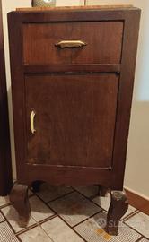 Mobiletti antichi e angolari in ferro battuto 