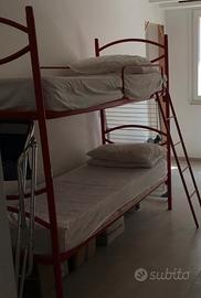 Letto a castello in ferro rosso