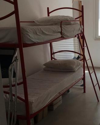 Letto a castello in ferro rosso