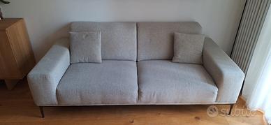 Splendido divano 3 posti Tokyo Grigio + 2 Pouf