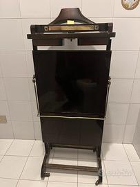 Appendi abiti uomo a terra