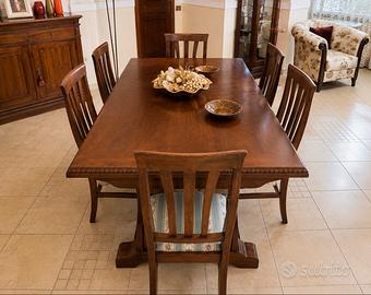Elegante sala da pranzo in legno massello