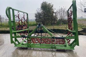 Trattore erpice a strascico per prati