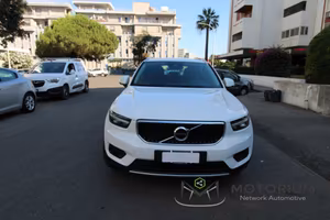VOLVO XC40 MOMENTUM