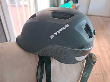 caschetto ciclista e borraccia decathlon 