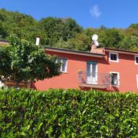 Casa ai piedi della collina