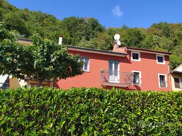 Casa ai piedi della collina