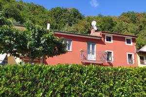 Casa ai piedi della collina