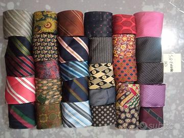 Lotto di 30 cravatte assortite