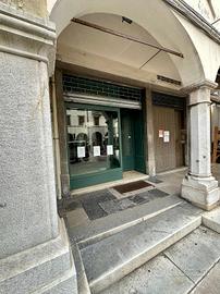 Negozio vetrinato in centro storico