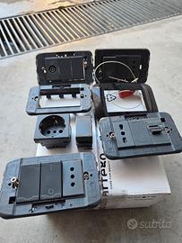 Prese interruttori placche spine deviatori Ave