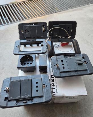 Prese interruttori placche spine deviatori Ave