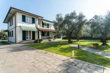 Villa di 285 m² con più di 5 locali a Massa