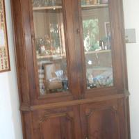 Angoliera con vetrina stile antico
