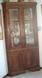 Angoliera con vetrina stile antico