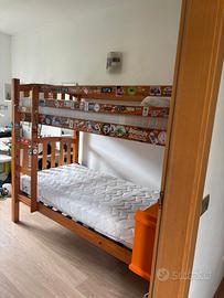Letto a castello in legno per cameretta ragazzi.
