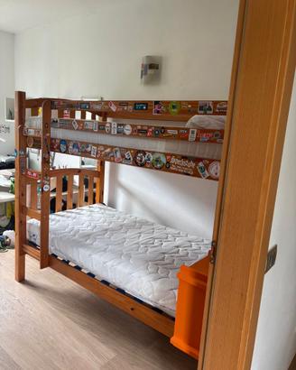 Letto a castello in legno per cameretta ragazzi.