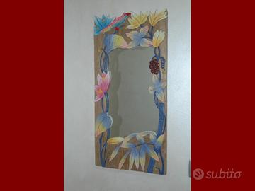 Specchio decorativo in legno intagliato vintage