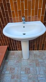 Lavabo con colonna e rubinetto 