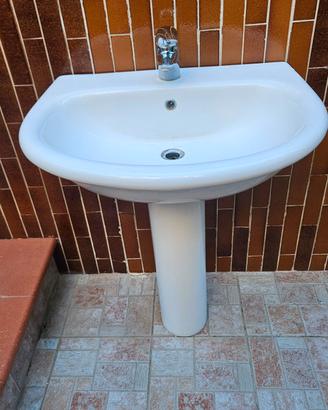 Lavabo con colonna e rubinetto 