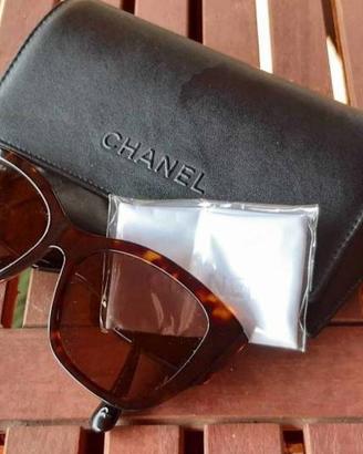Occhiali da sole Chanel da donna modello a farfall