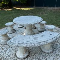 Tavolo da giardino in pietra