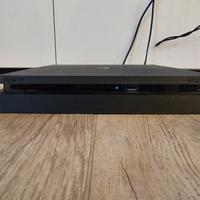 ps4 Slim 500 gb  con 4 giochi e 4 pad 