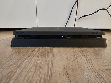 ps4 Slim 500 gb  con 4 giochi e 4 pad 