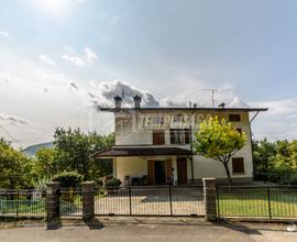 V232 - villa bifamiliare con terreno a Carpineti