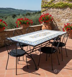 Tavolo in pietra lavica decorato a mano in Italia