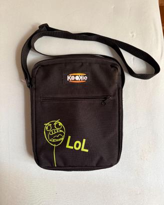 borsa a tracolla KooKie nera presenta una stampa d
