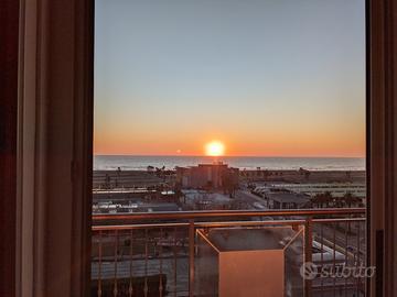 Fronte mare in centro con terrazzo e posto auto