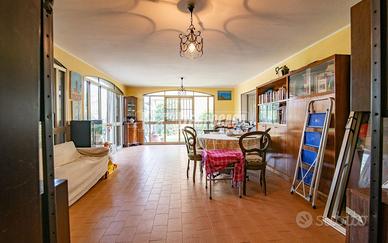 VILLA SINGOLA CON TERRAZZO!