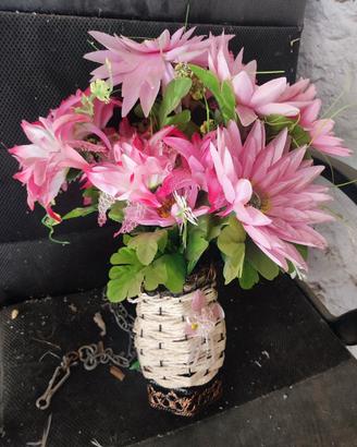 vaso con fiori finti 