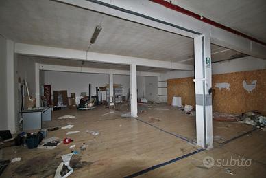 Deposito con ampio parcheggio esterno a Gravina