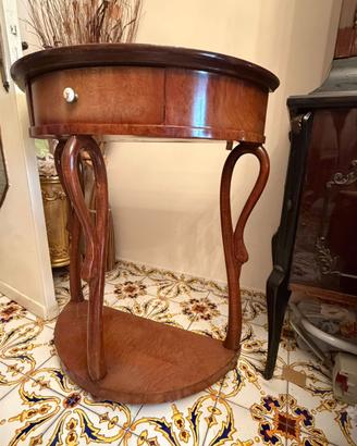 Tavolino in legno curvato con cassetto stile Thone
