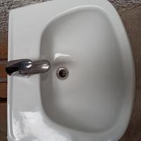 Lavandino bagno con miscelatore