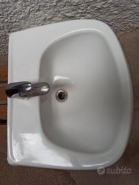 Lavandino bagno con miscelatore