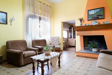 Uta. Indipendente con terreno edificabile