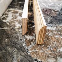 Battiscopa riquadrato in legno laccato bianco