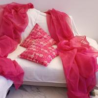 cuscini e tende in voile fucsia per camera ragazza