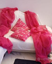 cuscini e tende in voile fucsia per camera ragazza