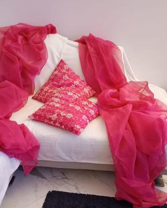 cuscini e tende in voile fucsia per camera ragazza