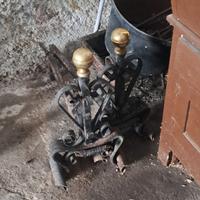 Alari antichi in ferro battutto con pomelli ottone