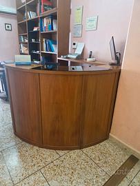 scrivania in noce per reception