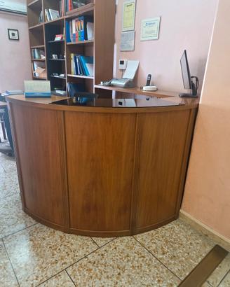 scrivania in noce per reception