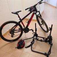 mountain-bike con accessori 