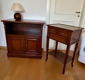 Coppia di mobili classici in legno scuro